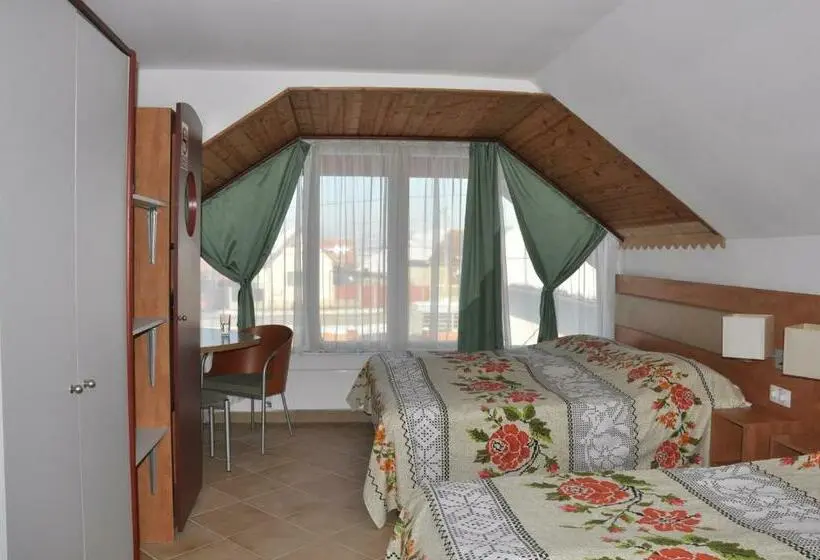 اتاق استاندارد چهار تخته, Pensiune Muzeu Traditional Poveste In Transilvania