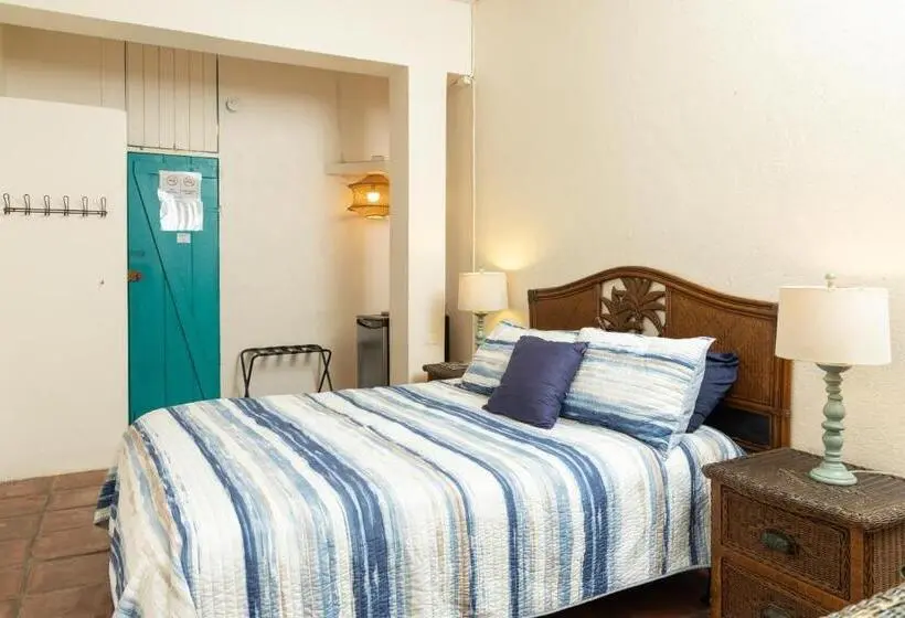 اتاق لوکس با بالکن, Trade Winds Restaurant & Guest House
