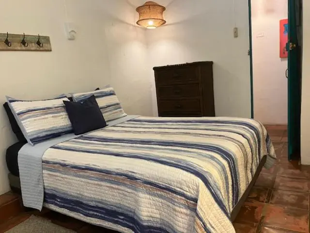 اتاق لوکس, Trade Winds Restaurant & Guest House