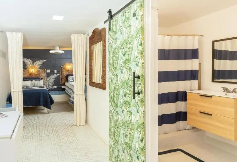 اتاق استاندارد سه نفره, Trade Winds Restaurant & Guest House