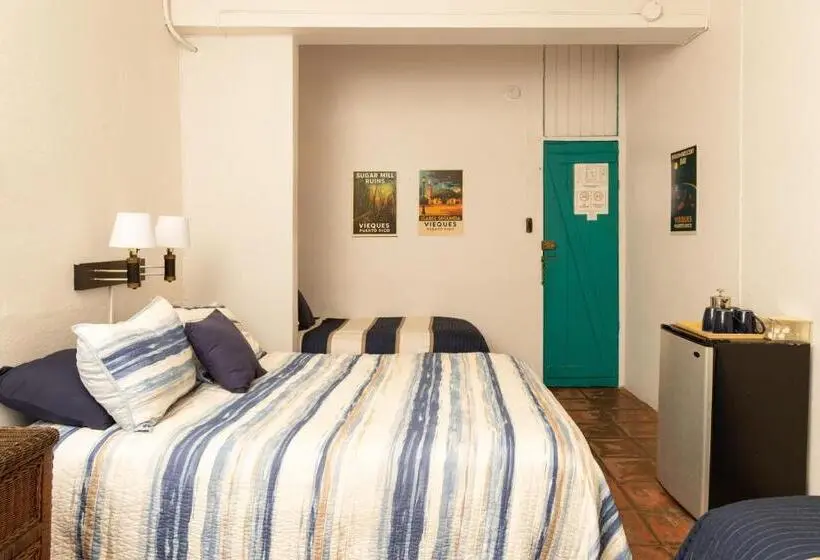 اتاق استاندارد چهارنفره با بالکن, Trade Winds Restaurant & Guest House