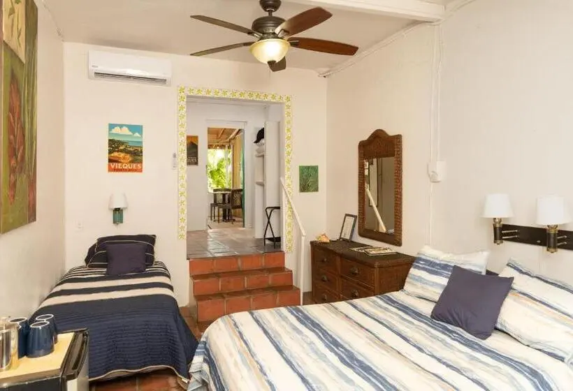 اتاق استاندارد چهارنفره با بالکن, Trade Winds Restaurant & Guest House