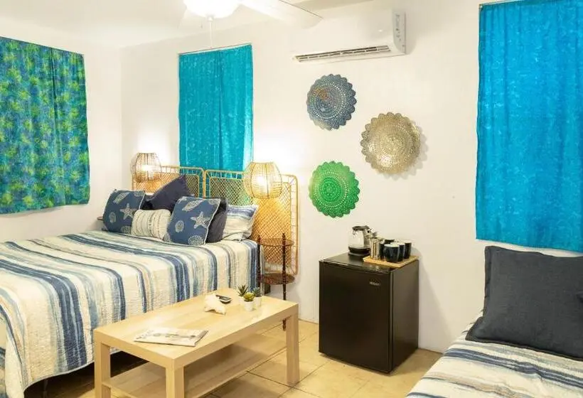اتاق لوکس چهار تخته, Trade Winds Restaurant & Guest House