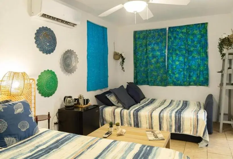 اتاق لوکس چهار تخته, Trade Winds Restaurant & Guest House