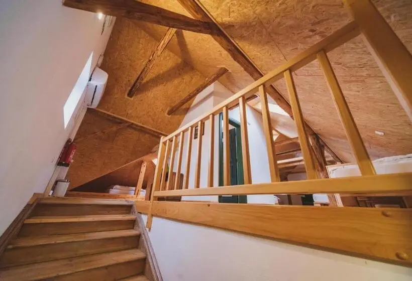 ルームシェアのワンベッド, Hostel Gabronka