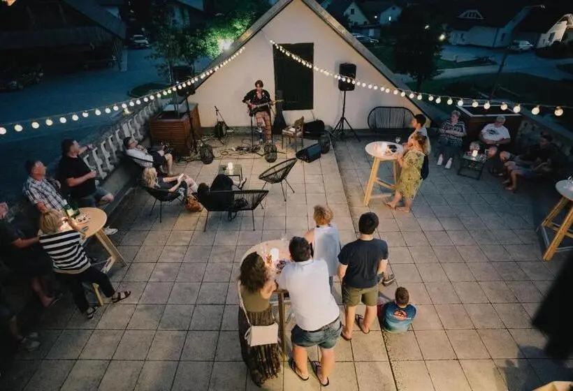 ルームシェアのワンベッド, Hostel Gabronka