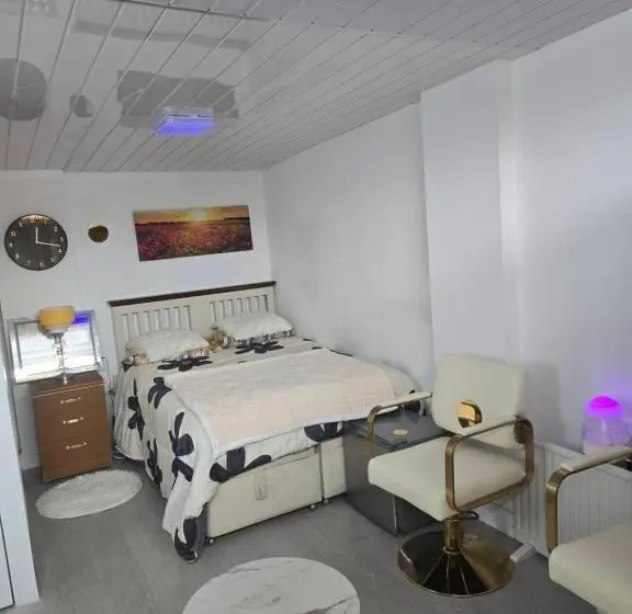 スタンダードルーム, A Bedsit For Busy Minds Made To Relax And Unwind