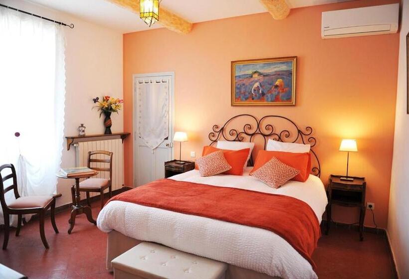 غرفة قياسية, Fontaine Des Magnarelles