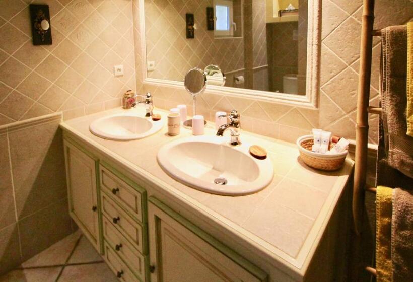 جناح سوبيريور, Fontaine Des Magnarelles