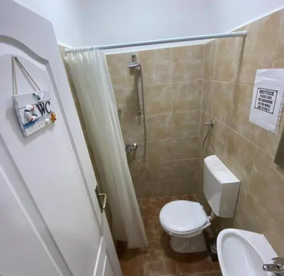 اتاق استاندارد با سرویس بهداشتی مشترک, Viktor Rooms