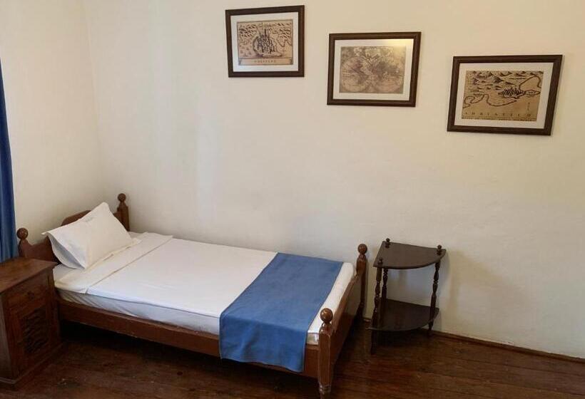 اتاق استاندارد با سرویس بهداشتی مشترک, Viktor Rooms
