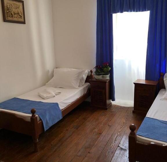 اتاق استاندارد با سرویس بهداشتی مشترک, Viktor Rooms