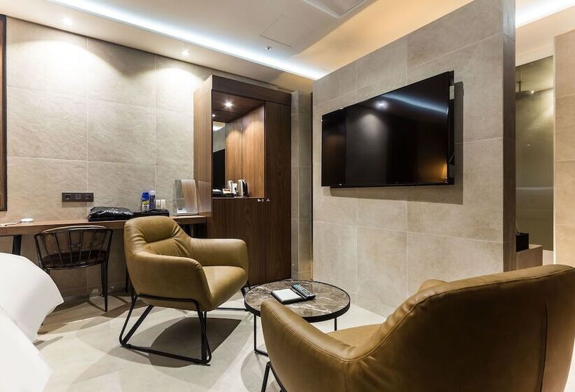 Standard Szoba, Astro