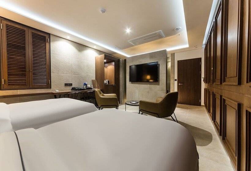 Standard Szoba, Astro