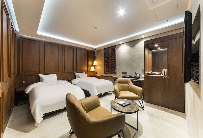 Standard Szoba, Astro