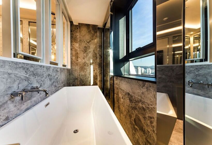 Standard Szoba, Astro