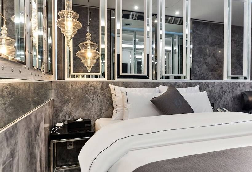 Standard Szoba, Astro