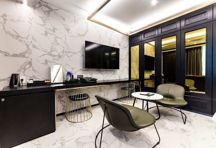 Standard Szoba, Astro