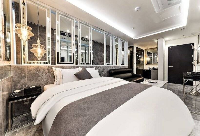 Standard Szoba, Astro