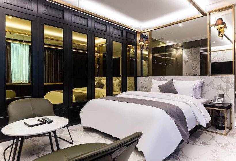 Standard Szoba, Astro