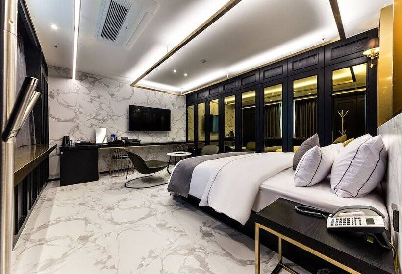 Standard Szoba, Astro