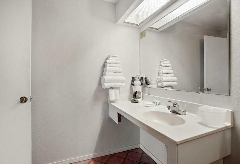 身障者適用キングサイズベッドルーム, Laker Inn