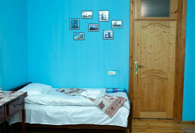 ルームシェアのワンベッド, Khurma Hostel
