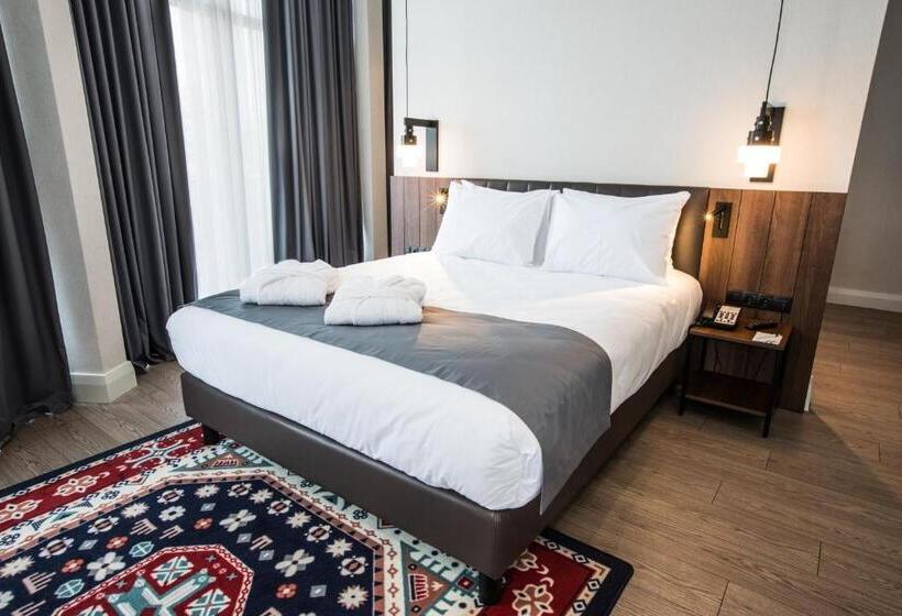 سوییت با تراس و چشم‌انداز کوه, Holiday Inn Telavi, An Ihg
