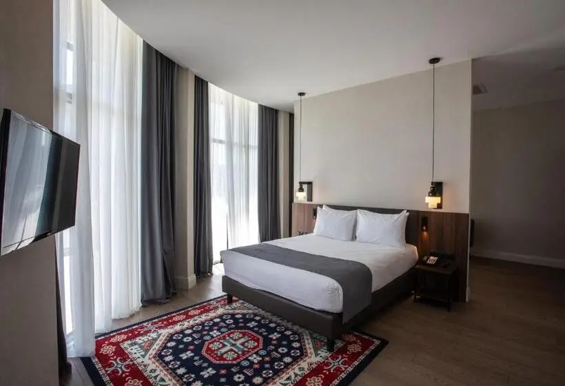 سوییت با تراس و چشمانداز کوه, Holiday Inn Telavi, An Ihg