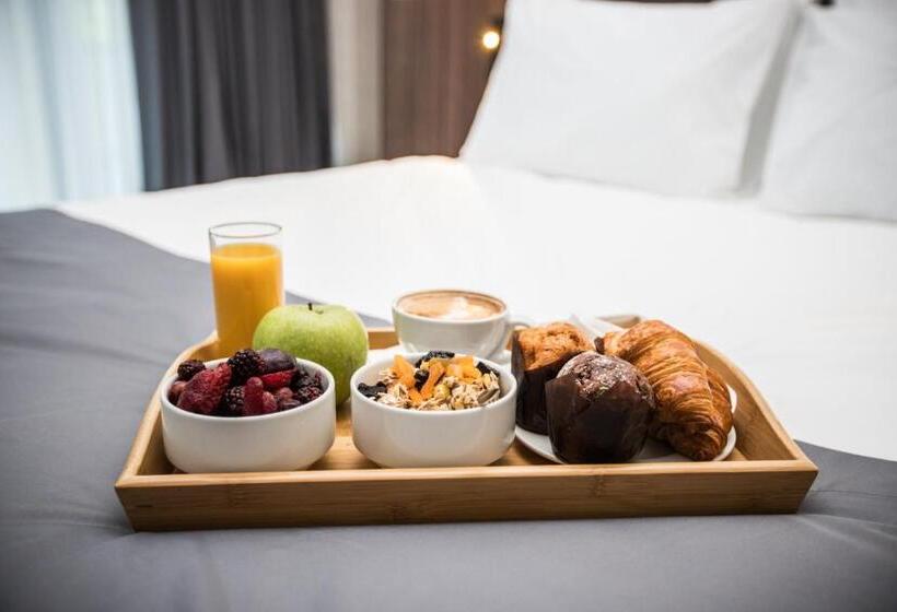 سوییت با تراس و چشم‌انداز کوه, Holiday Inn Telavi, An Ihg