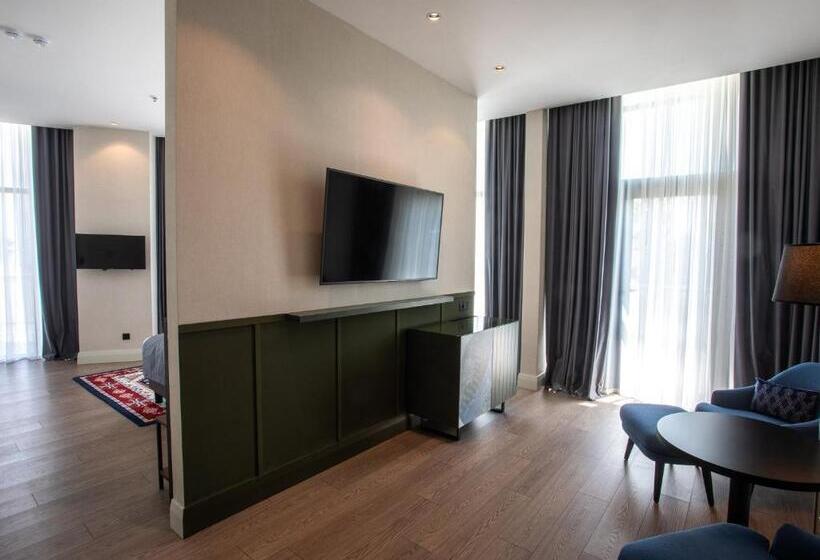 سوییت با تراس و چشم‌انداز کوه, Holiday Inn Telavi, An Ihg