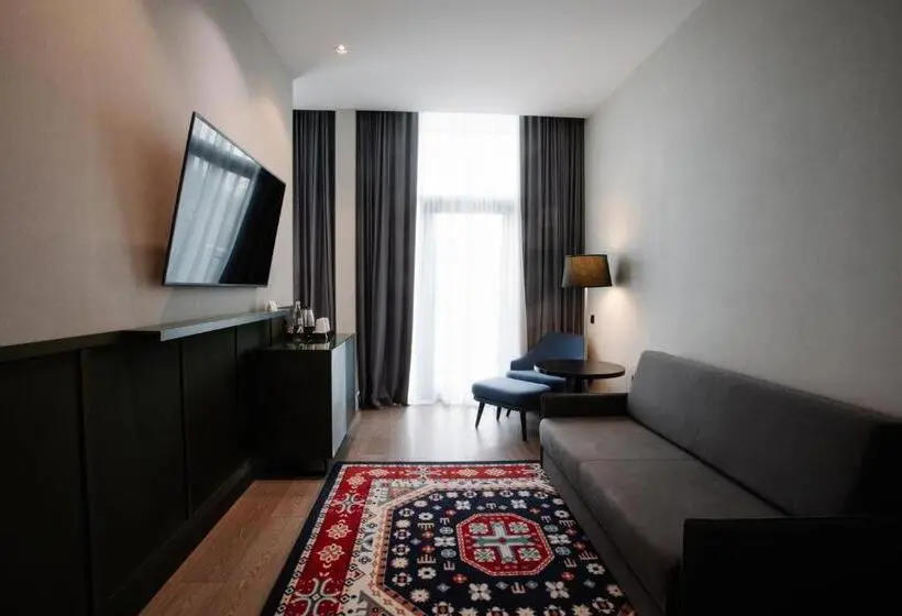 سوییت با تراس و چشمانداز کوه, Holiday Inn Telavi, An Ihg