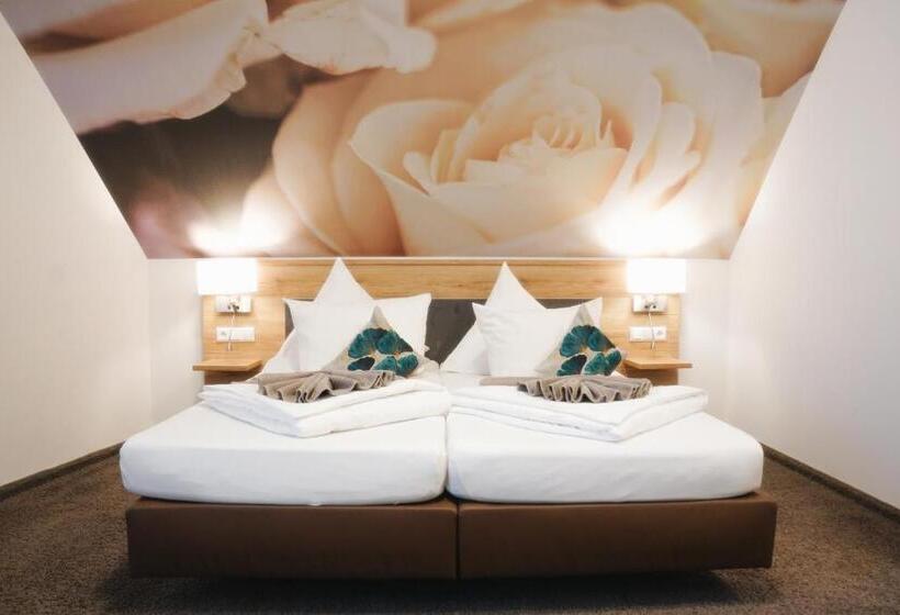 Delüks Üç Kişilik Oda, Outlet