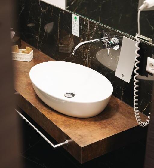 Delüks Üç Kişilik Oda, Outlet