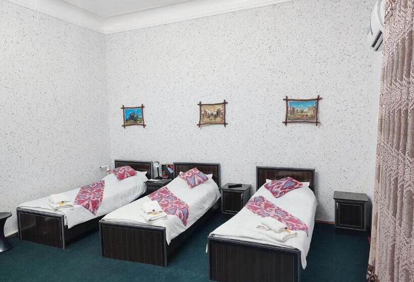 غرفة قياسية ثلاثية, World Guest House