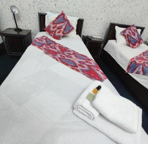 غرفة قياسية ثلاثية, World Guest House