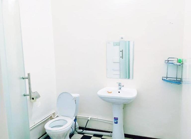 غرفة قياسية ثلاثية, World Guest House