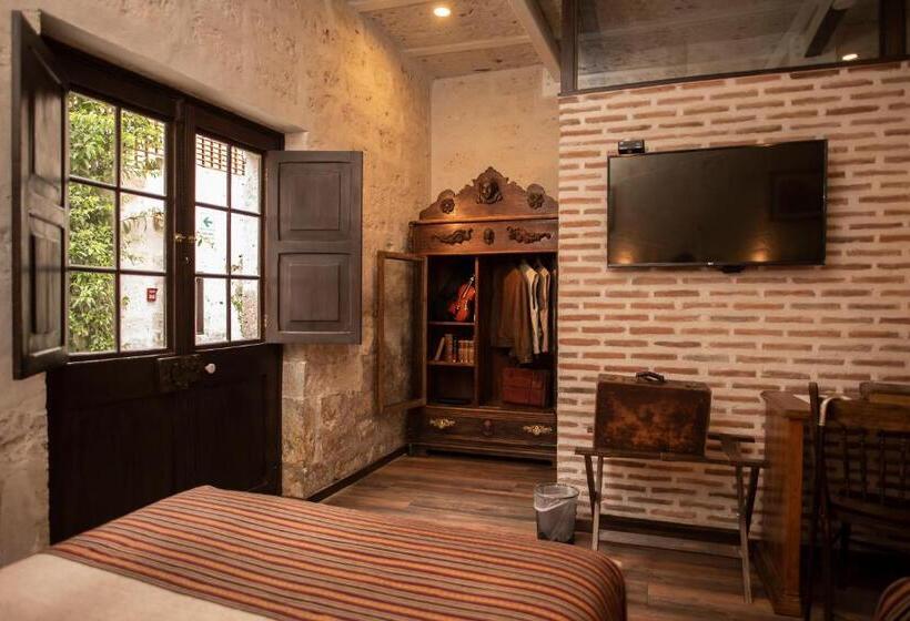 جناح جونيور, Acolpacha Tambo Boutique