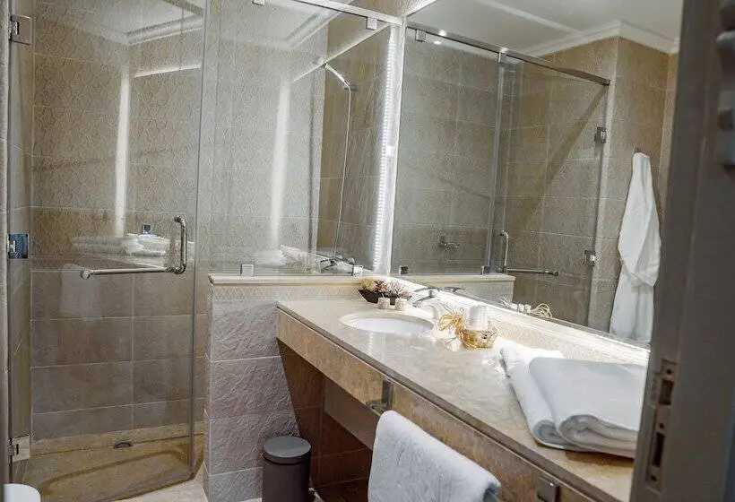 سوییت لوکس, Riad Zidania