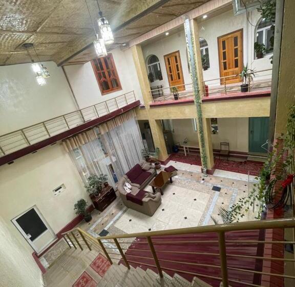 חדר קומפורט לשלושה, Al Mansur