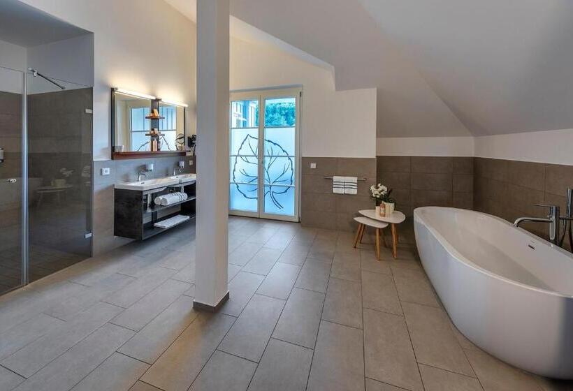 Suite with lake view, Seehotel Villa Linde