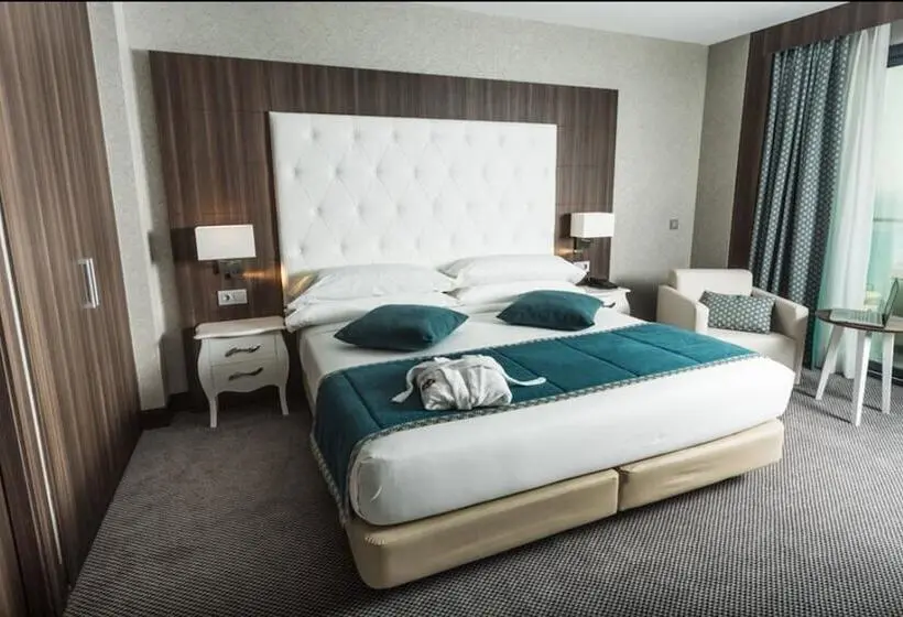 سوییت با چشم‌انداز دریا, Az Hotel Montana