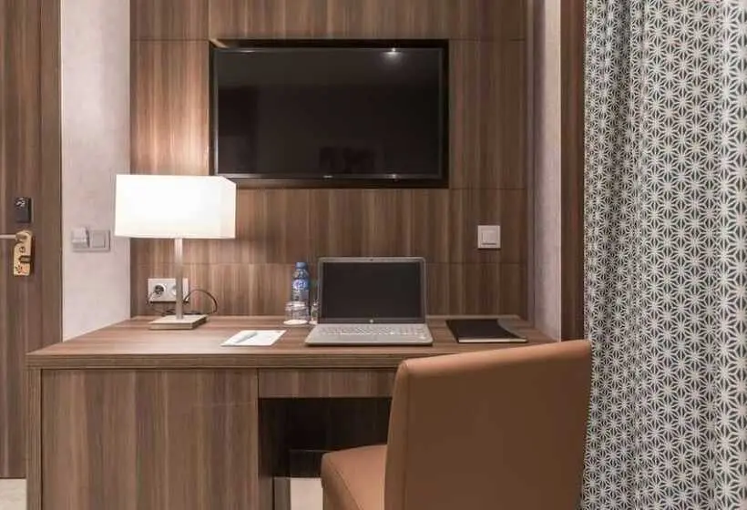 سوییت با چشم‌انداز دریا, Az Hotel Montana