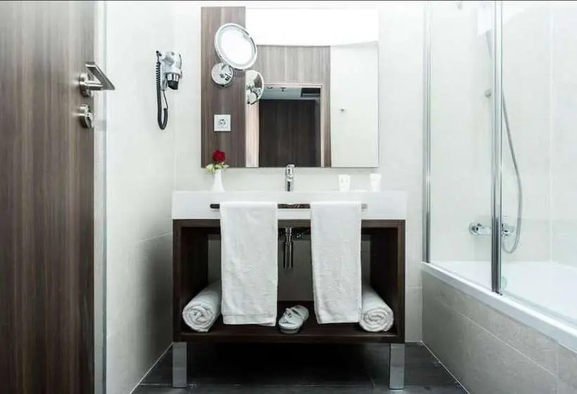 سوییت با چشم‌انداز دریا, Az Hotel Montana