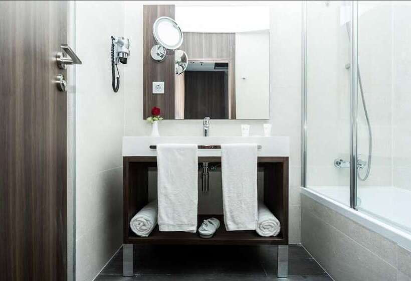سوییت با چشم‌انداز کوه, Az Hotel Montana