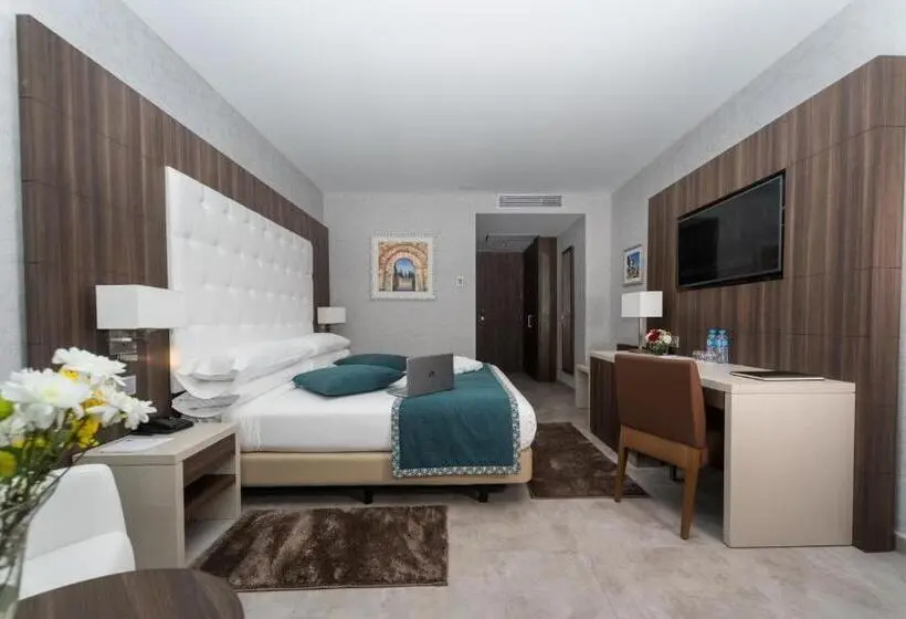 اتاق استاندارد با چشم‌انداز استخر, Az Hotel Montana