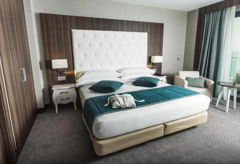 سوییت با چشمانداز دریا, Az Hotel Montana