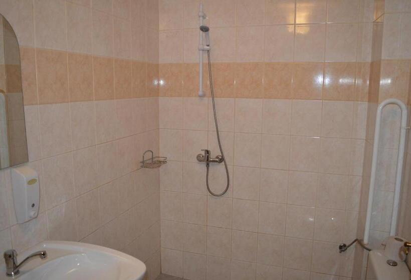 غرفة قياسية ثلاثية, Davi Penzion & Bowling