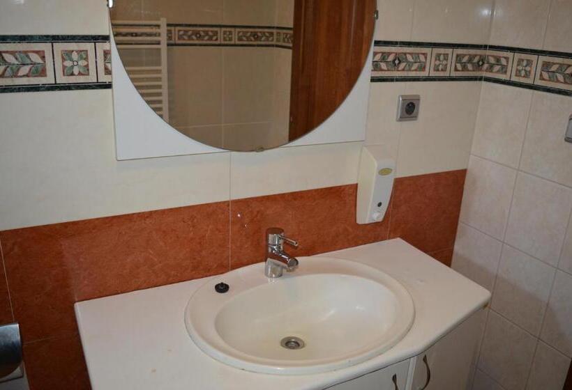 شقة غرفة واحدة, Davi Penzion & Bowling