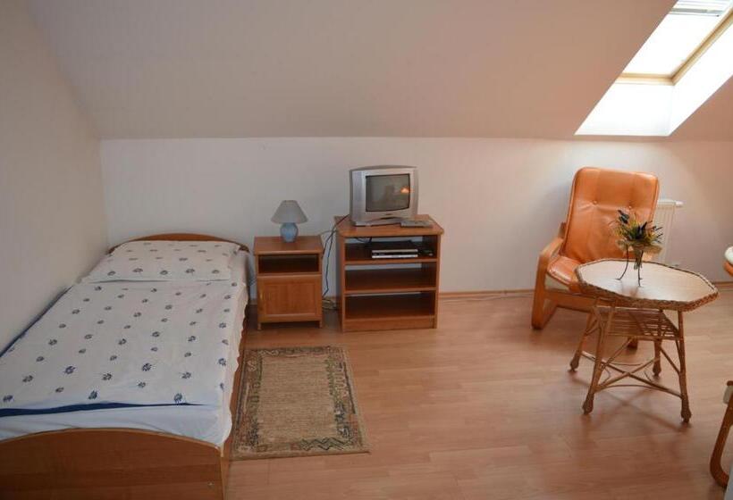 شقة غرفة واحدة, Davi Penzion & Bowling